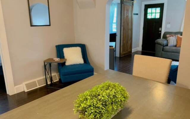 The Cottage! Chic Bungalow Near Old Town Square!