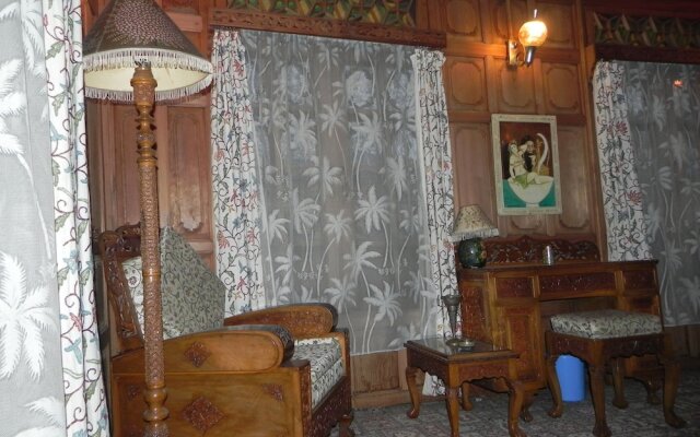 Shabrose Heritage Houseboats