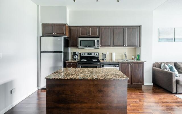 Modern Bright 1Br+Den Unit Downtown