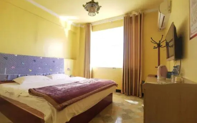 Zhaotong Qianran Business Hotel
