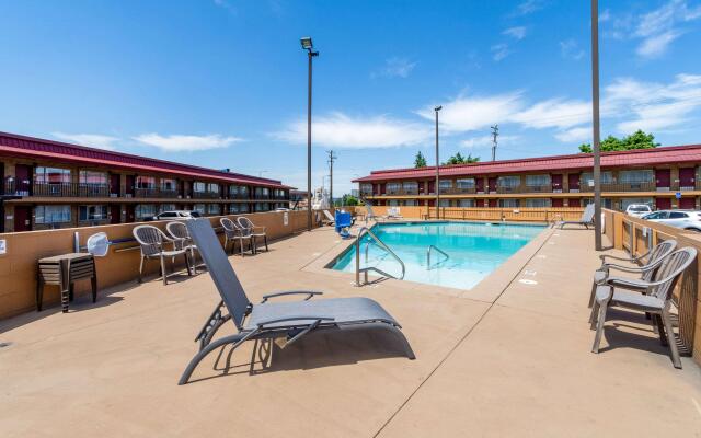 Rodeway Inn Portland Airport Hotel