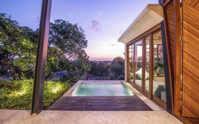 Stunning 2-br Penthouse With View, 800m to Beach