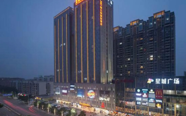 Vienna International Hotel (Zhaoqing Center Lake-view)