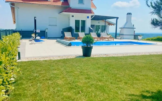 Villa Cerina With Outdoor Swimming Pool