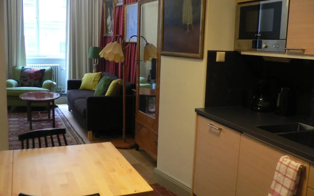 Lady Hamilton Apartments