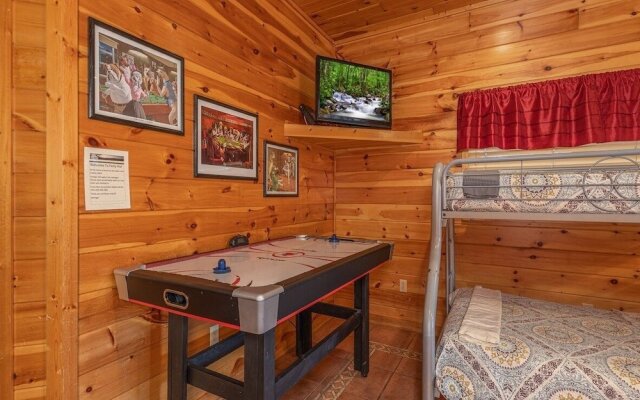 Spacious Party Hut Near Attractions by Redawning