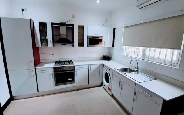 Stylish 3 Bedroom House Near Airport & Marina Mall