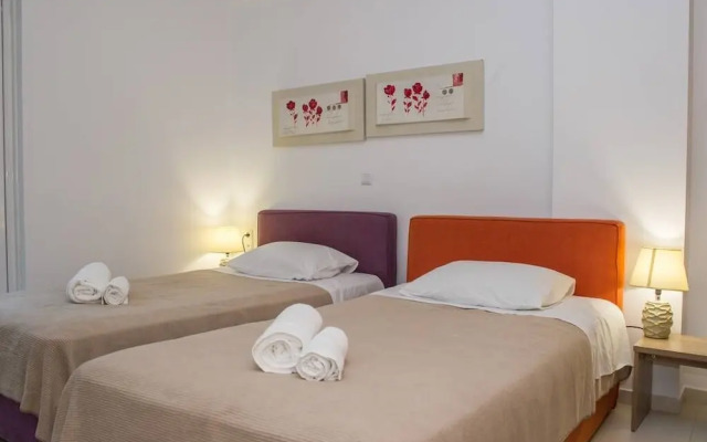 Nina's Villa, Cosy Seaview Retreat