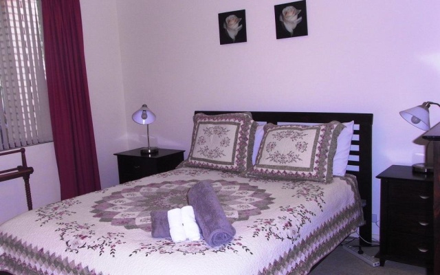 Cole House Apartments – Guest Rooms – Orange