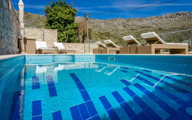 Holiday Home with Private heated Pool, Sea view & Basketball Court