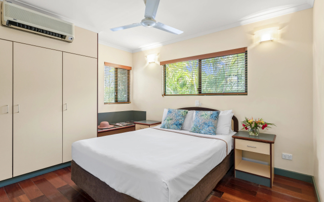 Bay Village Tropical Retreat & Apartments