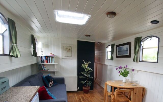 Roisin Dubh Houseboat