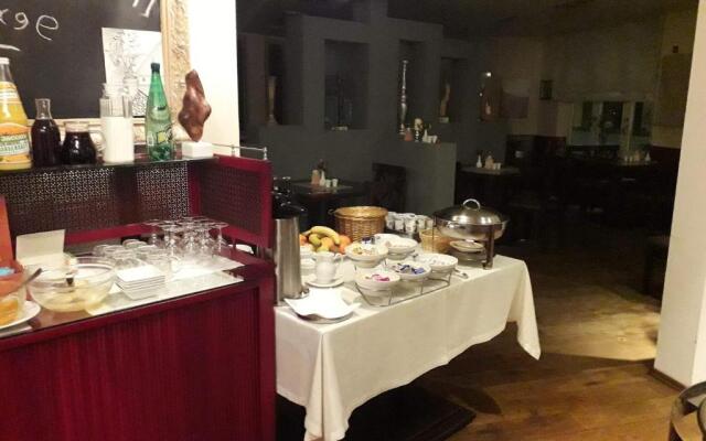 City Hotel