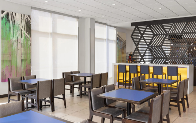 GLō Best Western Nashville Airport