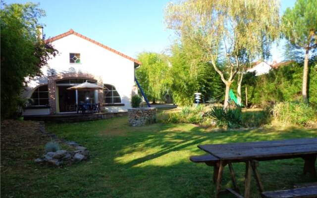 House With 3 Bedrooms in Montluçon, With Enclosed Garden and Wifi