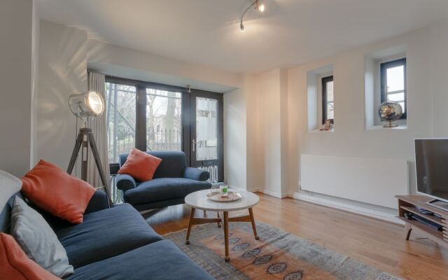 Stunning 2 Bedroom Flat in Converted Church in Bethnal Green