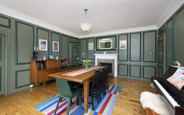 JOIVY Eclectic & Design Led 3Br Apt Near Edinburgh Castle