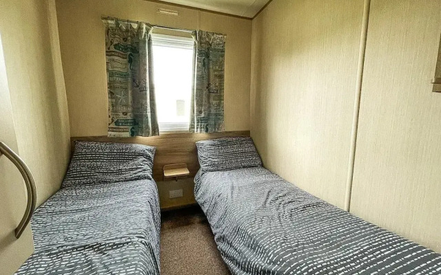 Caravansleeps8-hottub-fireplace-garden-patio