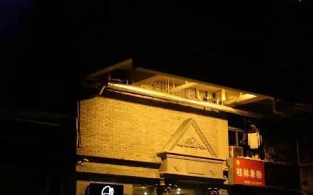 Yunhai Electric Sports Hotel (Yan'an West Road Subway Station)