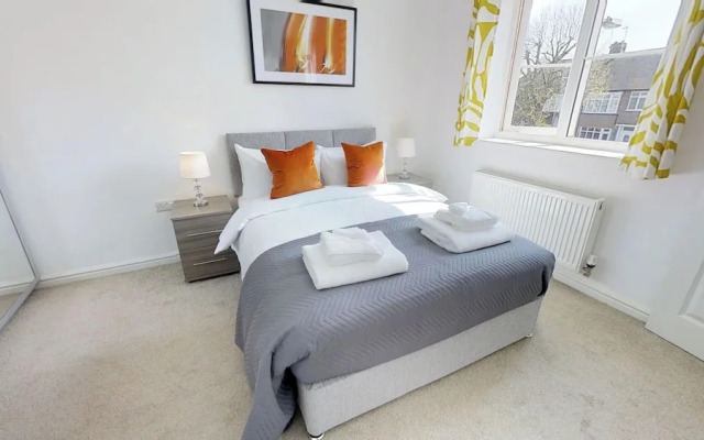 Stayzo Cole Green Lane - Free Parking