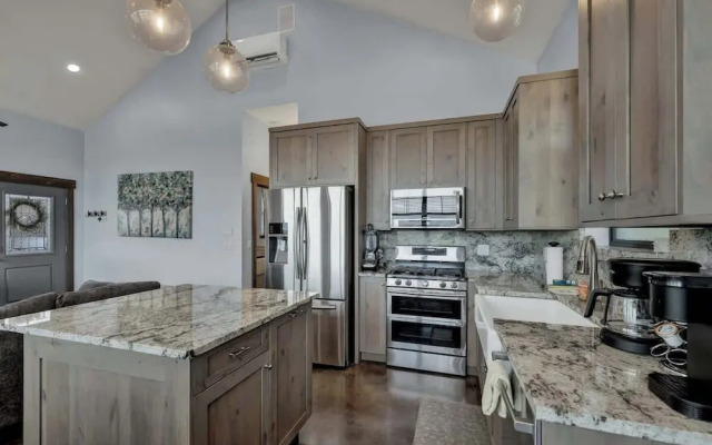 West End Nest With Hot Tub!