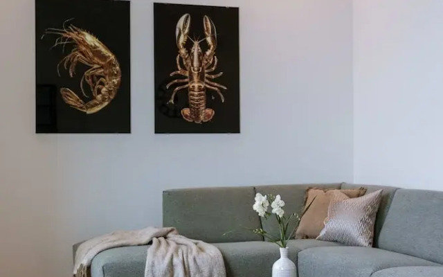 Serene Dikefront Apartment With en Suite Bedrooms and Stunning Views