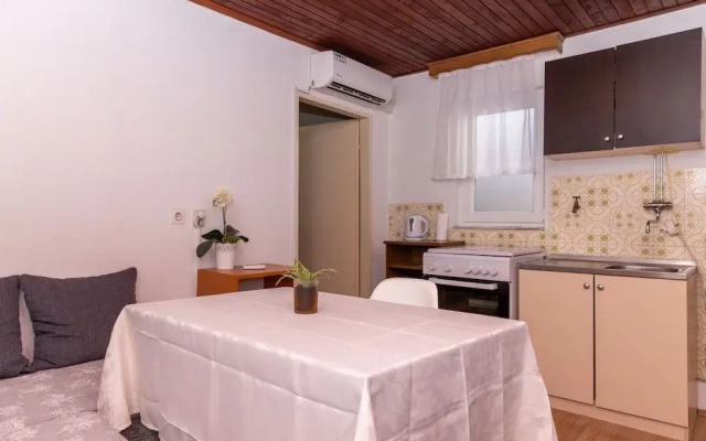 Old house with terrace - for guests on a budget