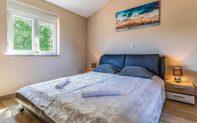 Amazing Home in Jasenovica With Wifi, Outdoor Swimming Pool and 4 Bedrooms - Hotel in Porec - Photo 2