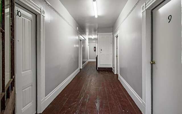 Mariachi Plaza Hotel