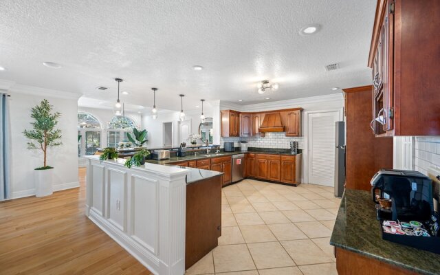 Exquisite Bayview Villa With Pool and Games!