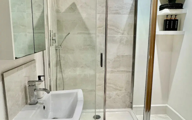 Stylish 1 bed Apartment - Sleeps 4 & Free Parking