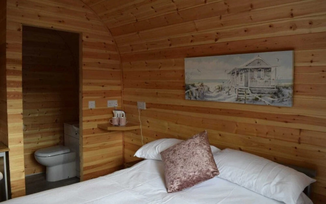 Impeccable1 Double bed Cabin in Poole With Hot Tub