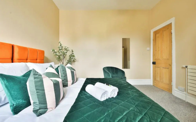 4 Bed House with Pool Table & Parking