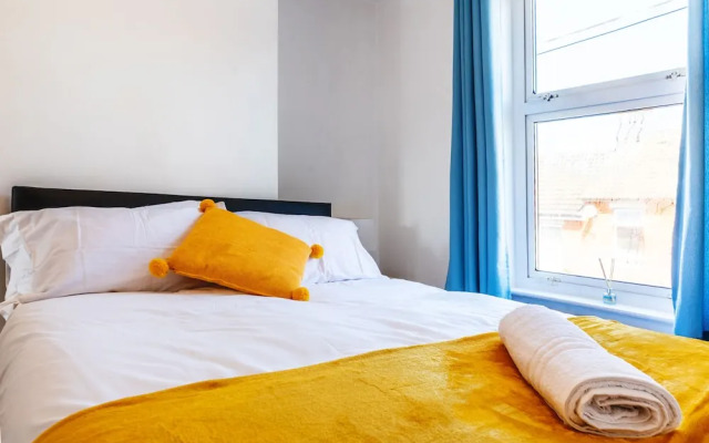 Stylish 3-bed House With Free Parking & Wifi