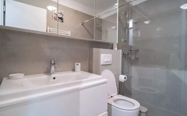 Apartment Wing 77