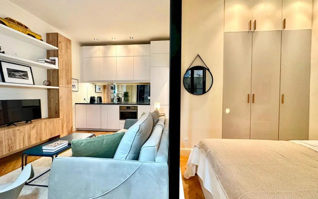 Family Apartment In Front Of The Eiffel Tower