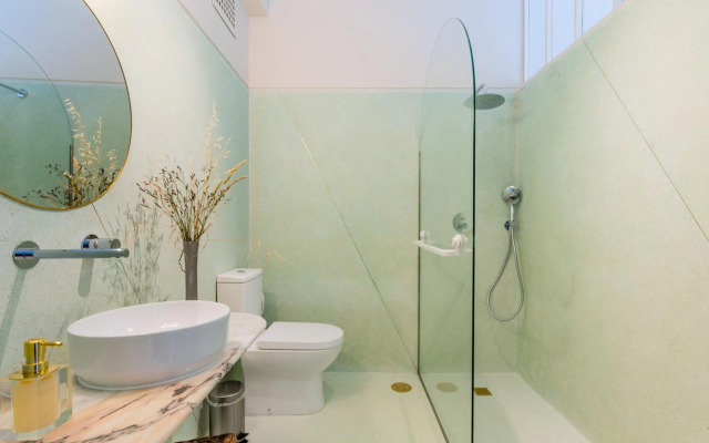 UNIQUE Modernist Duplex apartment & PARKING