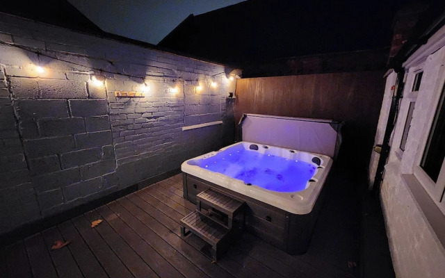 Derby City Centre Apartment With Roof Top Hot Tub