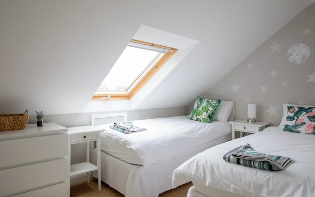 Tranquil Family Retreat 5 min to Beach Garden