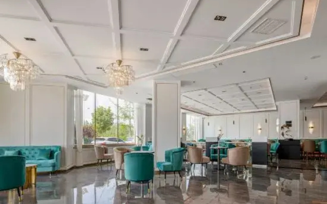 XANA Deluxe Hotel (Huayin Huashan Scenic Area)
