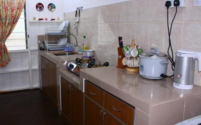Emma Guest House Rumah Rendah