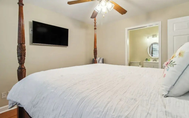 Savannah Home w/ Patio & Grill ~ 2 Mi to Downtown