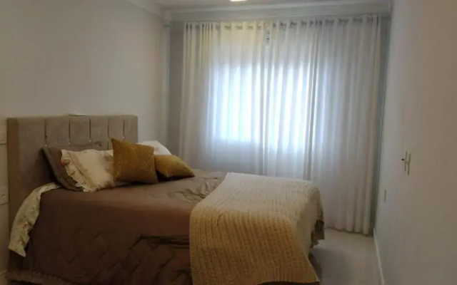 Apto a uma quadra do mar em torres