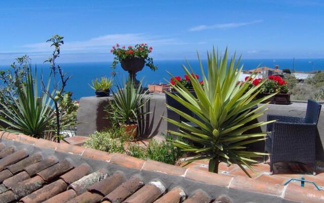 Rustic Holiday Home With Balcony and sea View