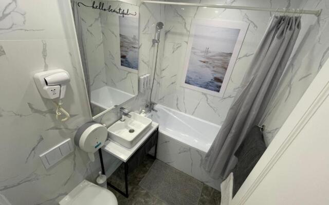 Kvartira-studija s otdel'nym vhodom s gostinichnym servisom, s belym postel'nym