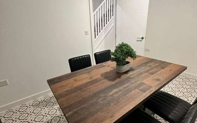 Immaculate 4-bed House Near City Airport
