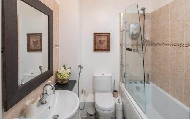 Spacious 2 bed Sleeps 5 With Parking nr Chelsea