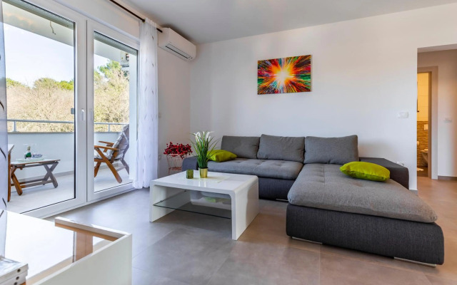 Holiday House emjalemi