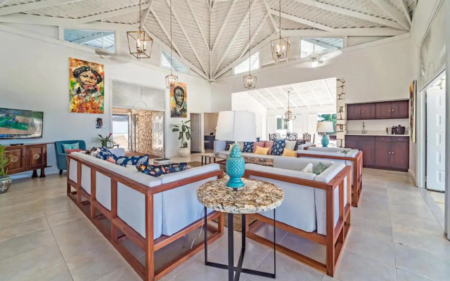 Magnificent 5-Bedroom Estate Villa, Sleeps 12