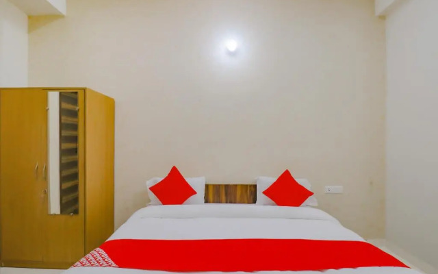 White House by OYO Rooms